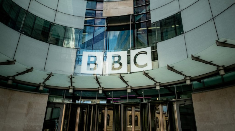 الأفول الإعلامي: لماذا تزايدت أزمات شبكة "بي بي سي" خلال السنوات الماضية؟